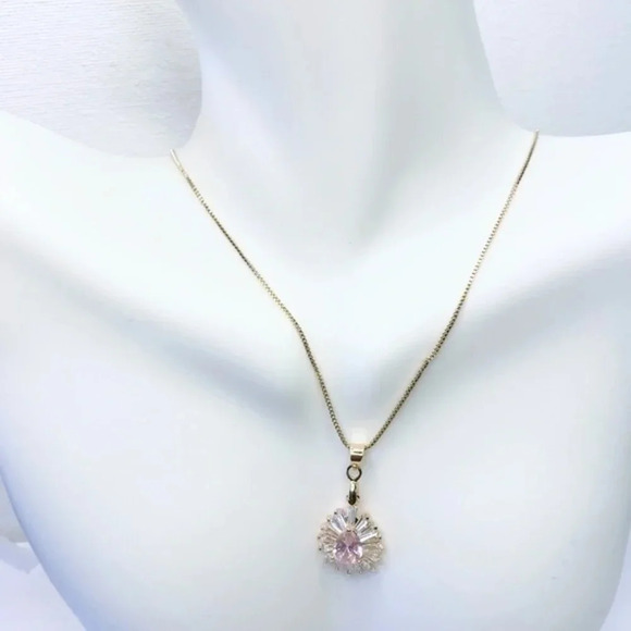 DAINTY Flower Necklace | Gold Plated | Statement Necklace |  Delicate Necklace - Picture 3 of 5